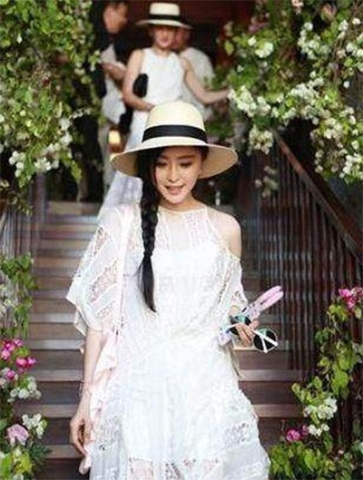 看看女星們花式戴草帽的帽子戲法！