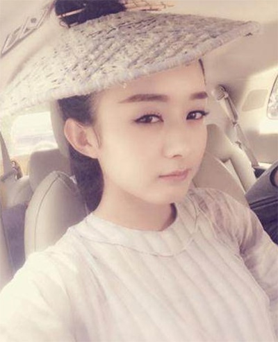 看看女星們花式戴草帽的帽子戲法！